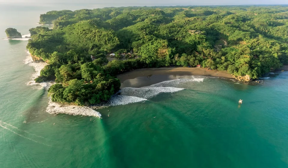 Temukan pesona Batu Karas Pangandaran, mulai dari lokasi, daya tarik, aktivitas seru, hingga tips liburan santai yang wajib kamu tahu.