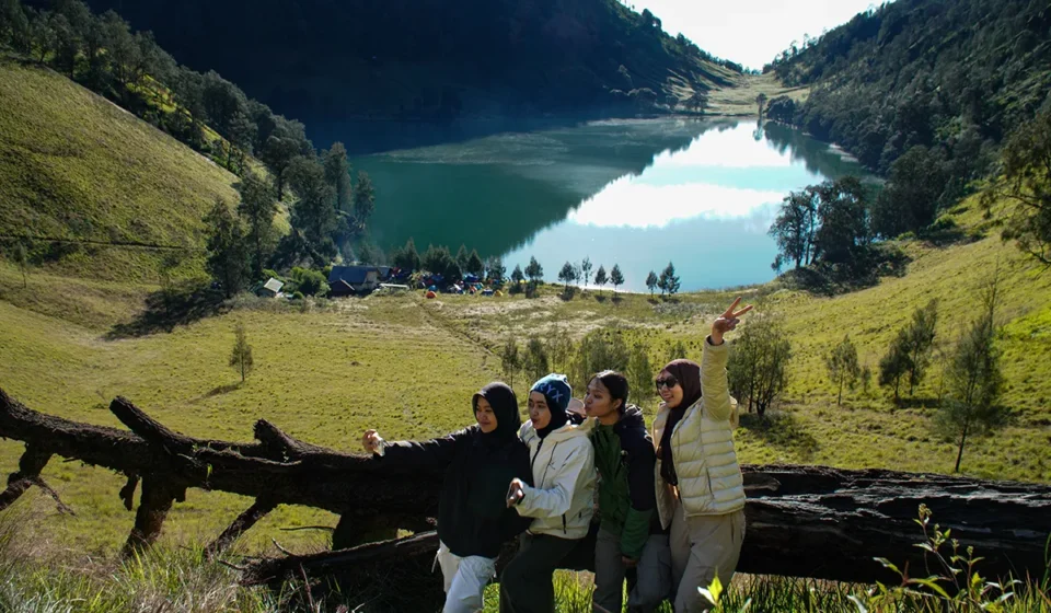 Cari tahu Ranu Kumbolo dimana, lokasi, jalur pendakian, daya tarik, hingga tips lengkap menuju danau indah di Gunung Semeru.