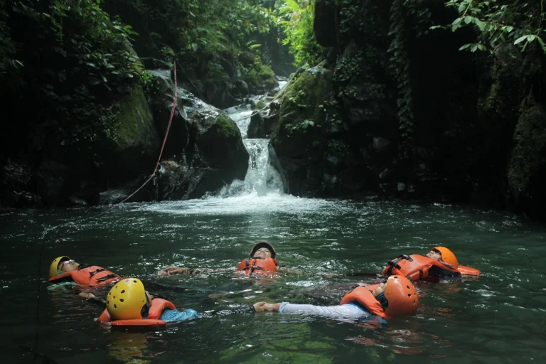Wisata Curug Naga: Sensasi Main Air di Alam Liar yang Lagi Viral!