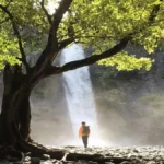 Curug Larangan Sukabumi menawarkan wisata alam yang asri dengan panorama air terjun dan suasana yang menenangkan.