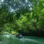 Panduan lengkap Green Canyon Pangandaran mulai dari lokasi, harga tiket, cara menuju, aktivitas seru seperti body rafting, hingga tips wisata agar perjalanan lebih maksimal.