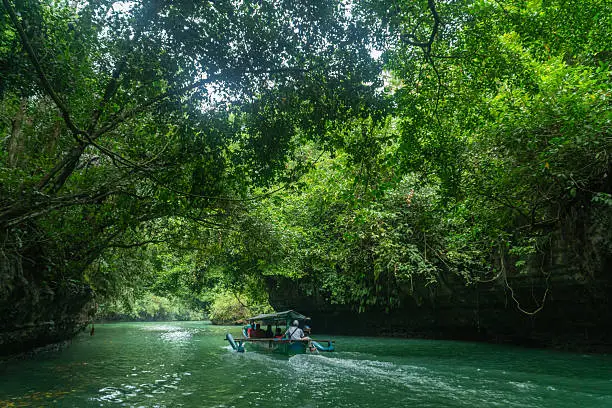 Panduan lengkap Green Canyon Pangandaran mulai dari lokasi, harga tiket, cara menuju, aktivitas seru seperti body rafting, hingga tips wisata agar perjalanan lebih maksimal.