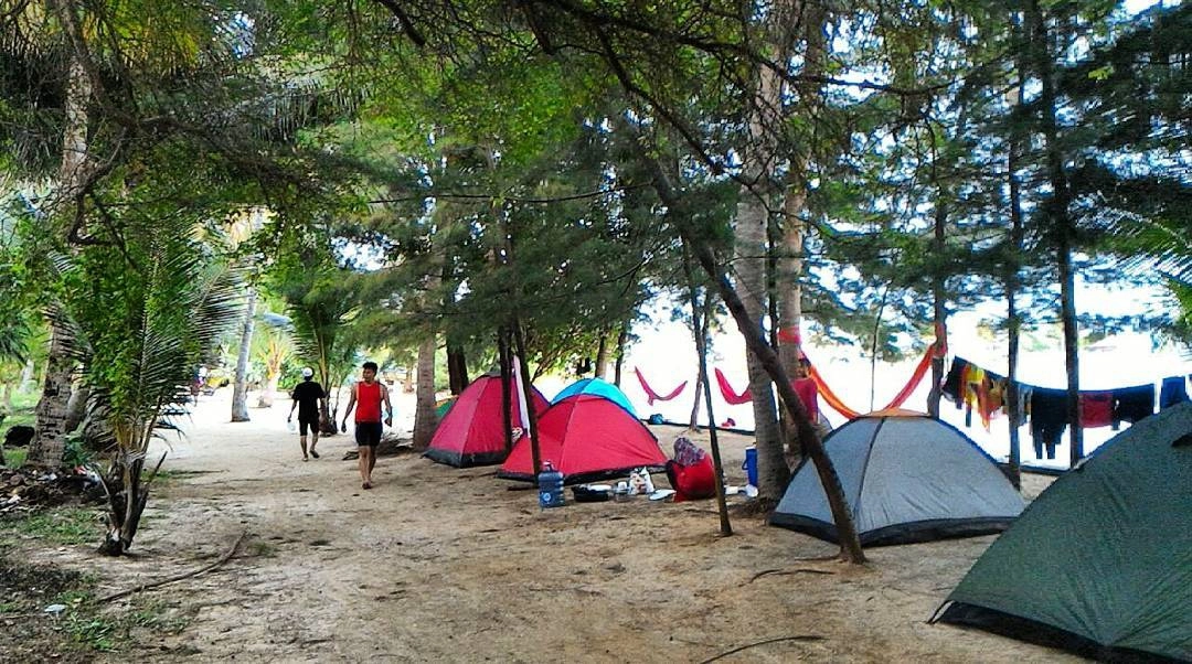 Pulau Sebesi adalah destinasi eksotis di Lampung dekat Krakatau. Simak lokasi, rute, aktivitas, dan tips liburan lengkap di sini.