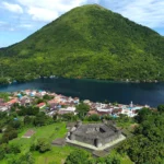 Panduan lengkap Banda Neira mulai dari keindahan, sejarah, spot foto, aktivitas, rute backpacker, hingga tips wisata terbaru untuk kamu.