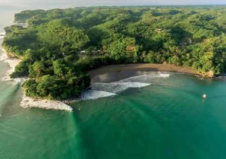 Temukan pesona Batu Karas Pangandaran, mulai dari lokasi, daya tarik, aktivitas seru, hingga tips liburan santai yang wajib kamu tahu.
