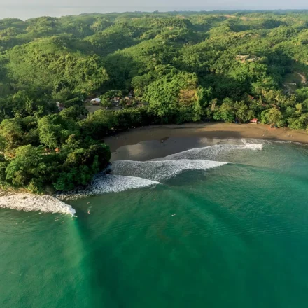 Temukan pesona Batu Karas Pangandaran, mulai dari lokasi, daya tarik, aktivitas seru, hingga tips liburan santai yang wajib kamu tahu.