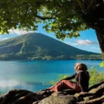 Temukan 10 destinasi Banda Neira dengan spot foto instagramable paling ikonik. Lengkap dengan lokasi, tips, dan pengalaman terbaik untukmu.
