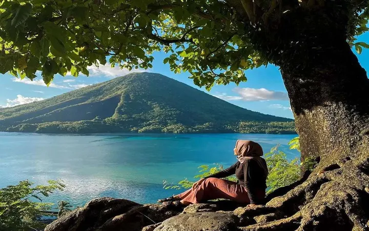Temukan 10 destinasi Banda Neira dengan spot foto instagramable paling ikonik. Lengkap dengan lokasi, tips, dan pengalaman terbaik untukmu.