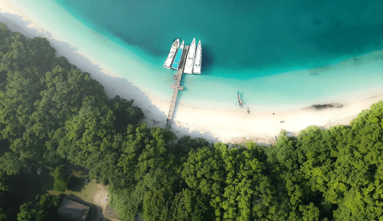 Pulau Peucang Ujung Kulon punya pantai jernih dan suasana alami. Simak cara ke sana, aktivitas seru, tips, dan biaya lengkap.