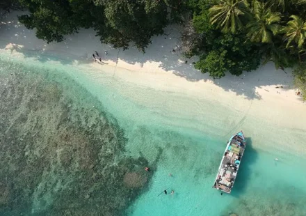 Pulau Sebesi adalah destinasi eksotis di Lampung dekat Krakatau. Simak lokasi, rute, aktivitas, dan tips liburan lengkap di sini.