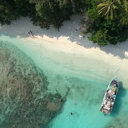 Pulau Sebesi adalah destinasi eksotis di Lampung dekat Krakatau. Simak lokasi, rute, aktivitas, dan tips liburan lengkap di sini.