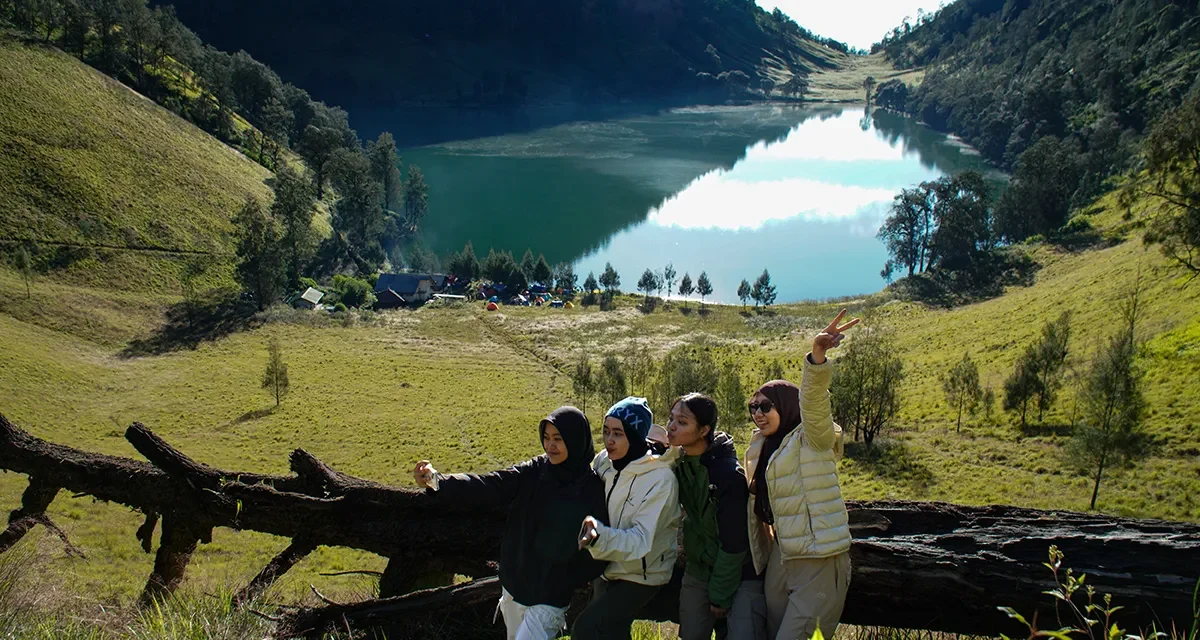 Cari tahu Ranu Kumbolo dimana, lokasi, jalur pendakian, daya tarik, hingga tips lengkap menuju danau indah di Gunung Semeru.