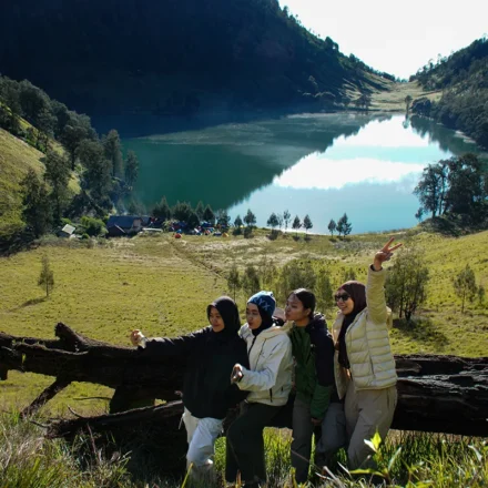 Cari tahu Ranu Kumbolo dimana, lokasi, jalur pendakian, daya tarik, hingga tips lengkap menuju danau indah di Gunung Semeru.