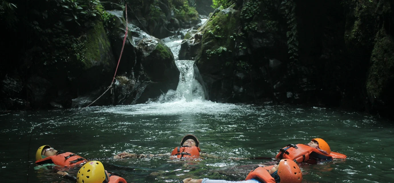 Wisata Curug Naga di Bogor menawarkan pengalaman main air, trekking, dan petualangan alam seru. Cek lokasi, rute, tiket, dan tips lengkap.