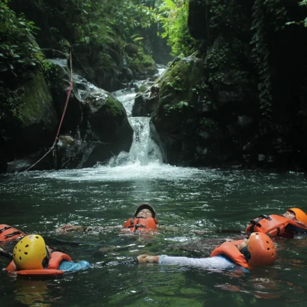 Wisata Curug Naga di Bogor menawarkan pengalaman main air, trekking, dan petualangan alam seru. Cek lokasi, rute, tiket, dan tips lengkap.