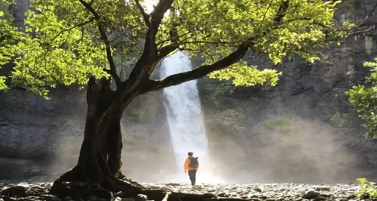Curug Larangan Sukabumi menawarkan wisata alam yang asri dengan panorama air terjun dan suasana yang menenangkan.