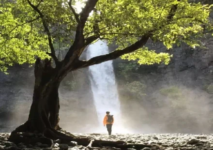 Curug Larangan Sukabumi menawarkan wisata alam yang asri dengan panorama air terjun dan suasana yang menenangkan.