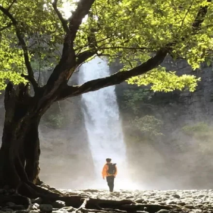 Curug Larangan Sukabumi menawarkan wisata alam yang asri dengan panorama air terjun dan suasana yang menenangkan.