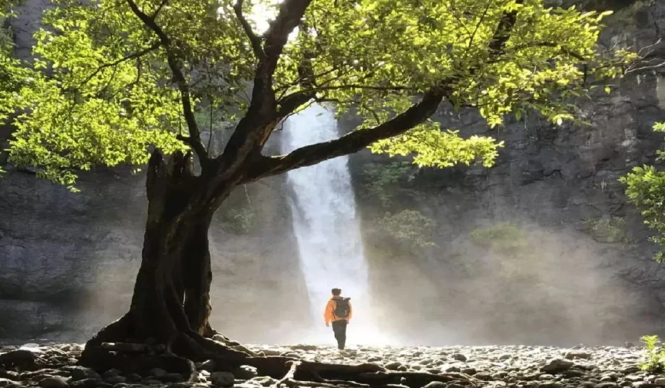 Curug Larangan Sukabumi menawarkan wisata alam yang asri dengan panorama air terjun dan suasana yang menenangkan.